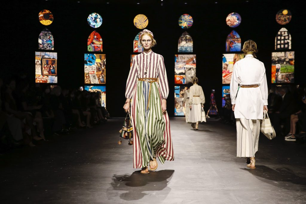 Dior brengt eerbetoon aan creatieve vrouwen op de catwalk - 3