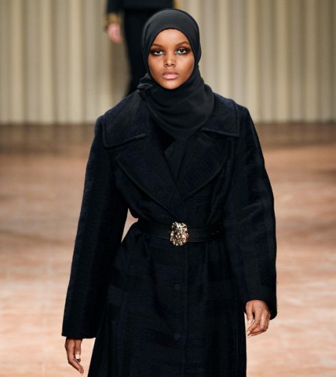 Halima Aden stopt met modellenwerk: “De mode-industrie zet mijn religieuze waarden onder druk”
