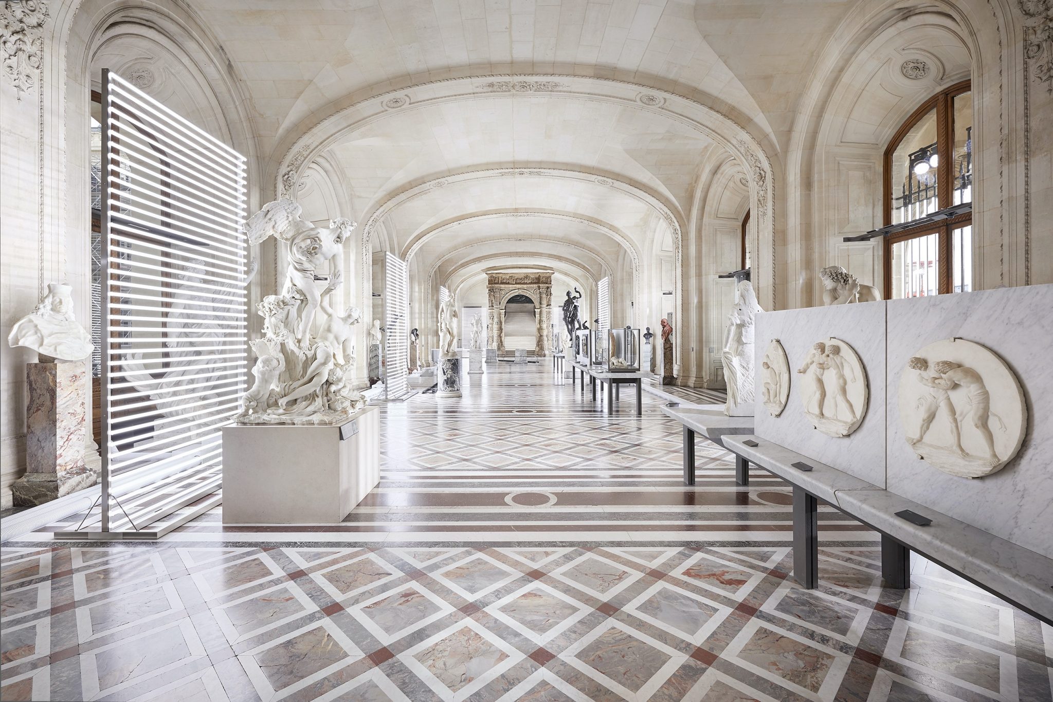 Louis Vuitton FW21/22: draagbare punk in het Louvre - 1