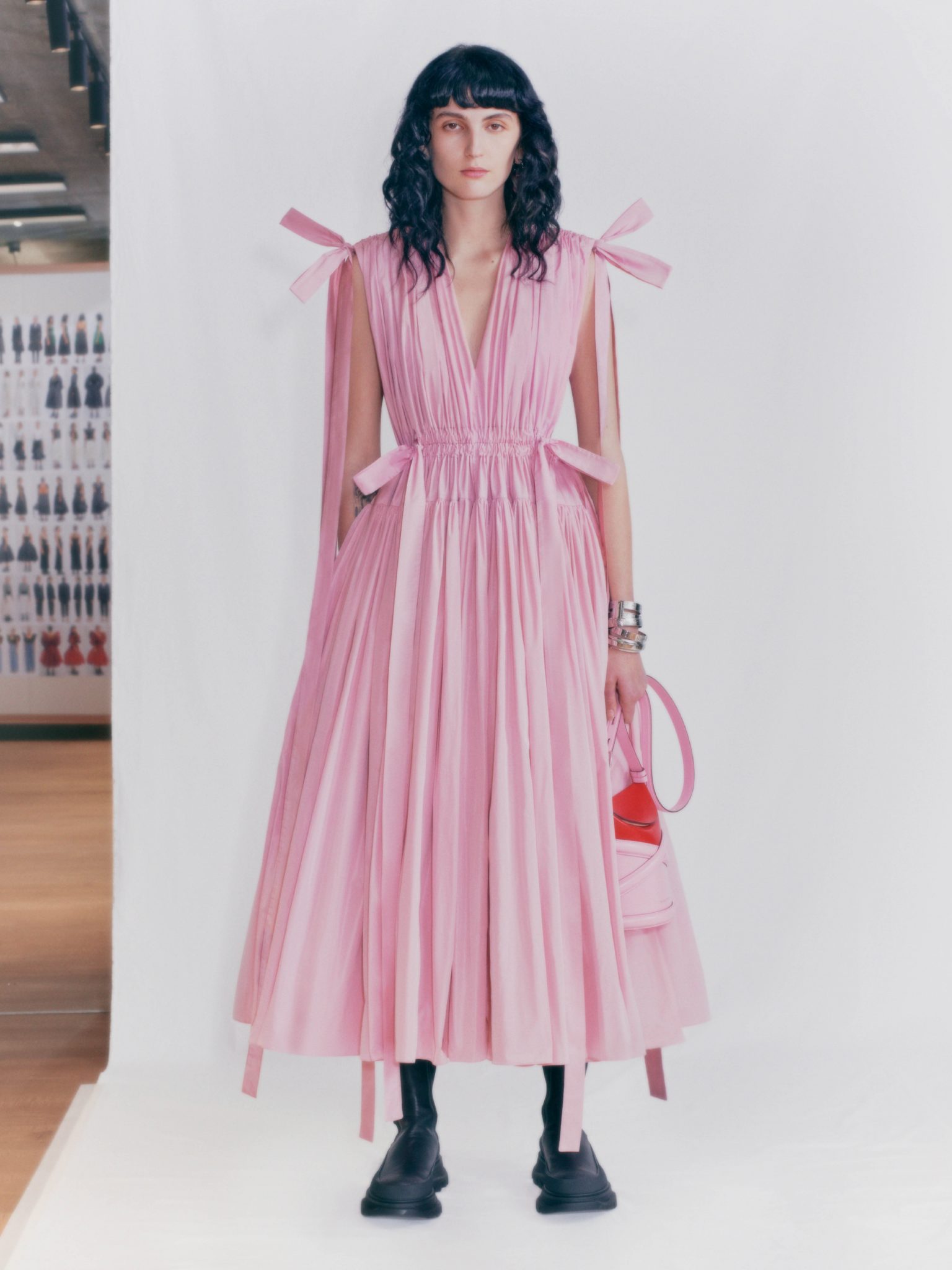 Deze 7 nieuwe jurken van Alexander 2021 schreeuwen knaldrang - Marie Claire