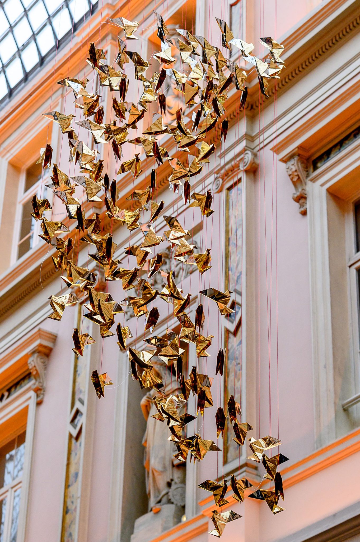 Des milliers d'origami égayent à nouveau les Galeries Royales Saint-Hubert à Bruxelles - 2