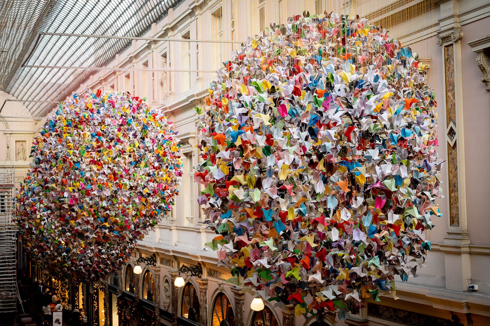 Duizenden origami’s fleuren opnieuw de Koninklijke Sint-Hubertusgalerijen in Brussel op - 3