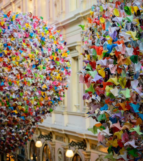 Duizenden origami’s fleuren opnieuw de Koninklijke Sint-Hubertusgalerijen in Brussel op