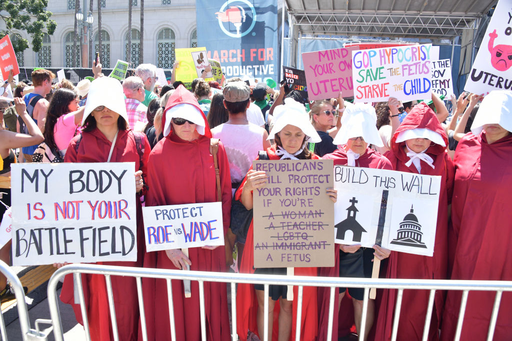 Abortus in de VS: hoe het kostuum van 'The Handmaid's Tale' uitgroeide tot een symbool van de protestbeweging - 1
