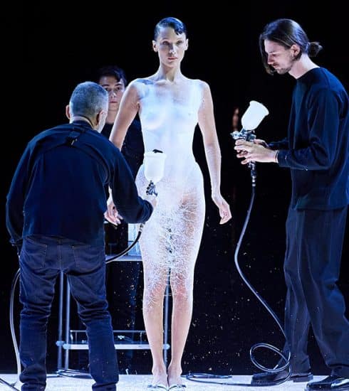 Bella Hadid laat jurk opspuiten bij Coperni: dit wil je weten over het meest besproken moment van Paris Fashion Week