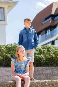 twee kinderen die model staan voor LS Fashion
