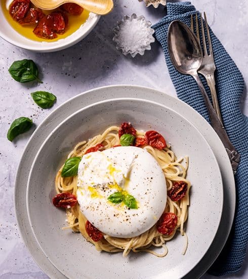 Makkelijk en snel: dit pastarecept met spek en burrata