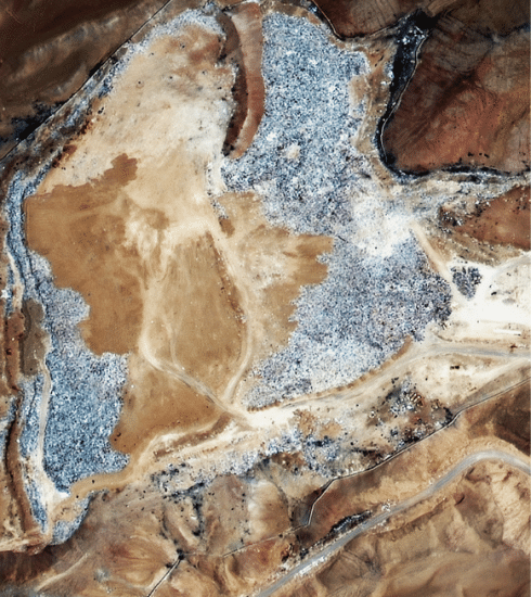 Gedumpte kleding in Atacama-woestijn zichtbaar in ruimte