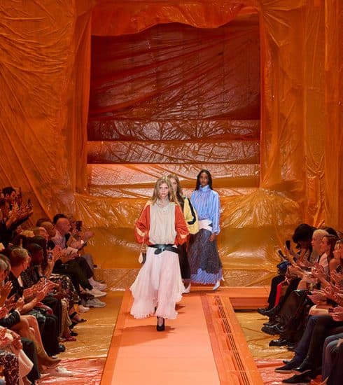 Louis Vuitton kondigt voorjaar vol strepen aan in lente-zomer 2024 collectie