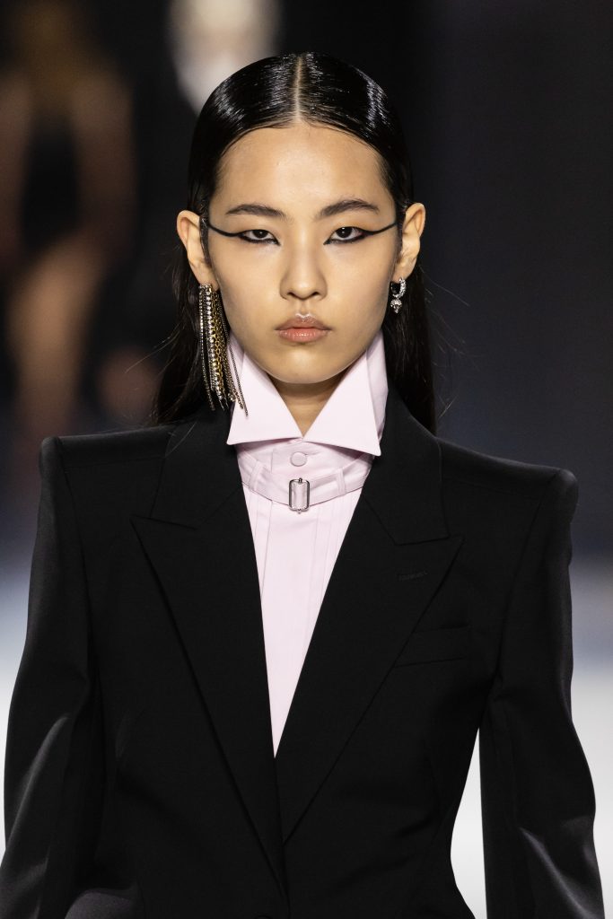 McQueen-eyeliner-Paris-Fashion-Week