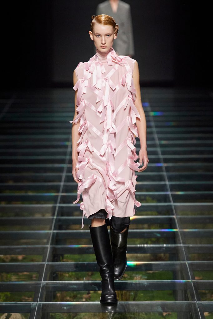 prada-wintercollectie-roze-jurk-strikken