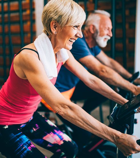 “Ik ben 90 jaar oud en ik ben nog nooit zo fit geweest” – Ontdek de 5 stappen van zijn sportroutine