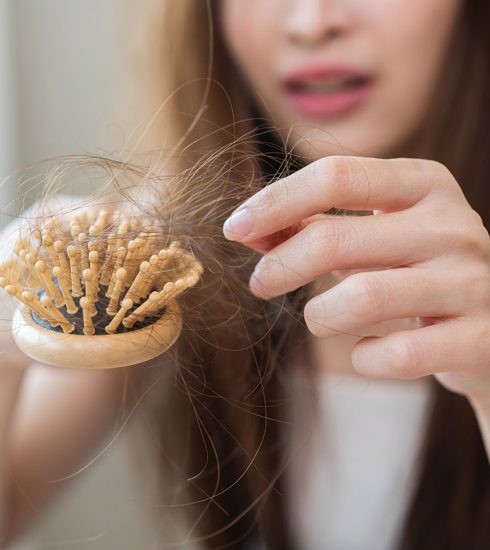 “ Ik ben dermatoloog: ontdek de écht effectieve oplossingen tegen haaruitval (en om haargroei te stimuleren)”