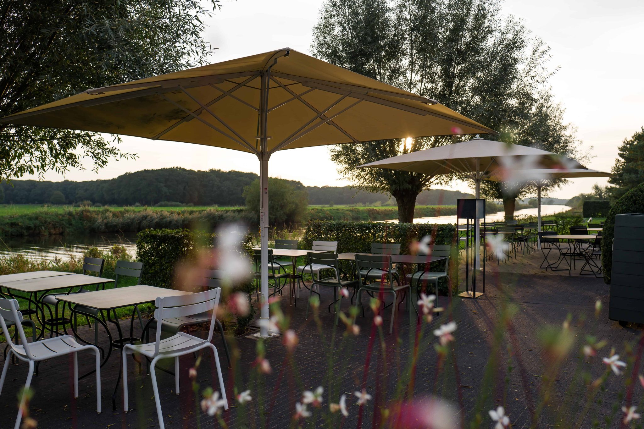 Aan de Oever restaurant