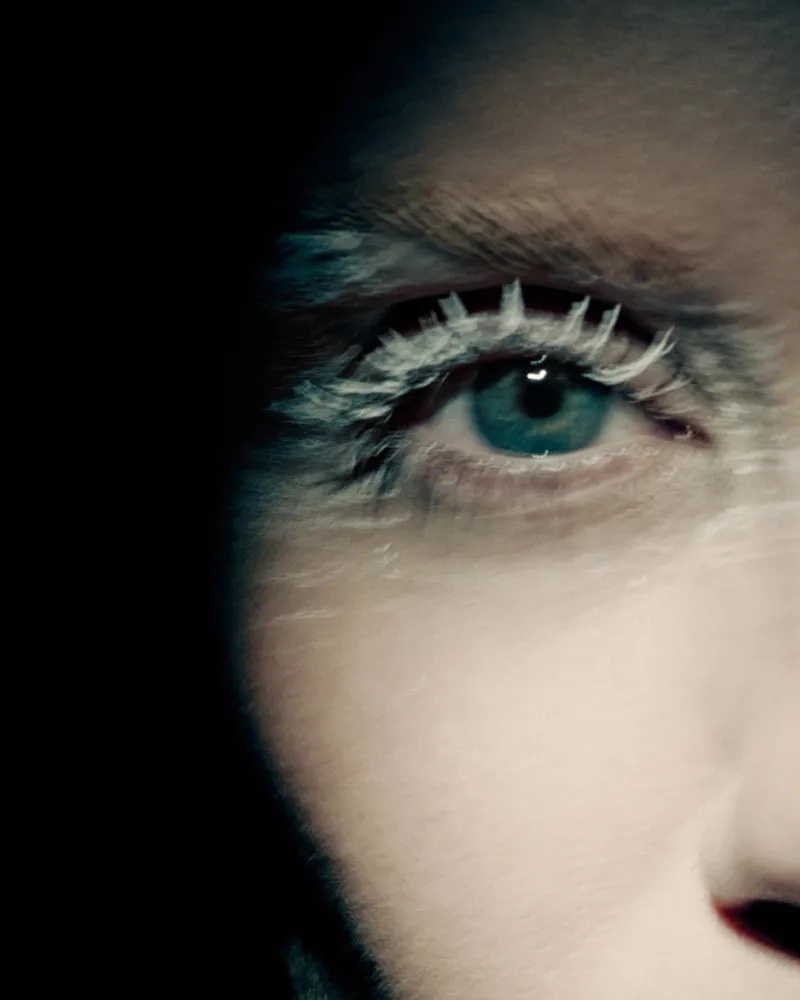 Miley-Cyrus-oog-Maison-Margiela-Paolo-Roversi