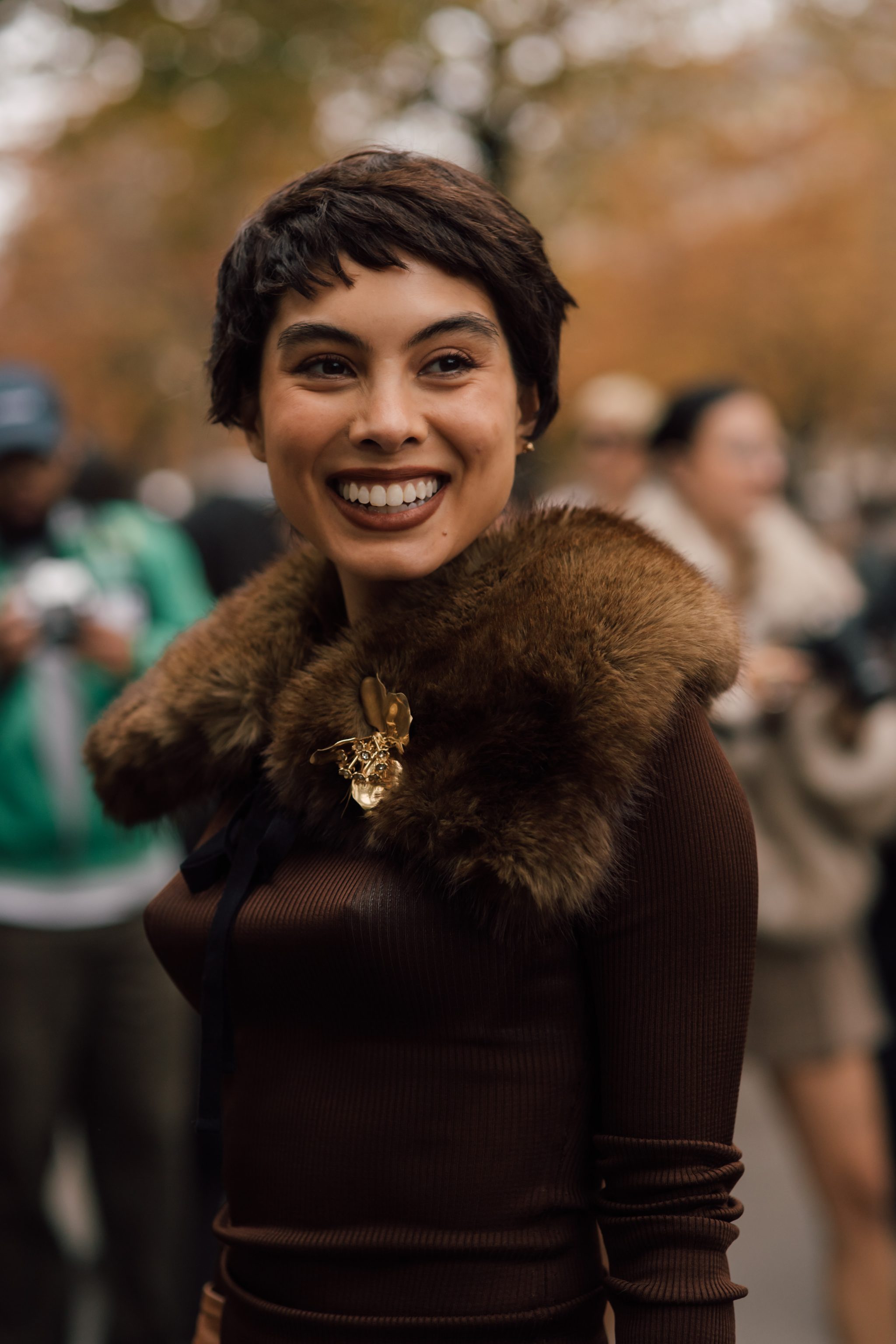 Broche in bonten sjaal of kraag