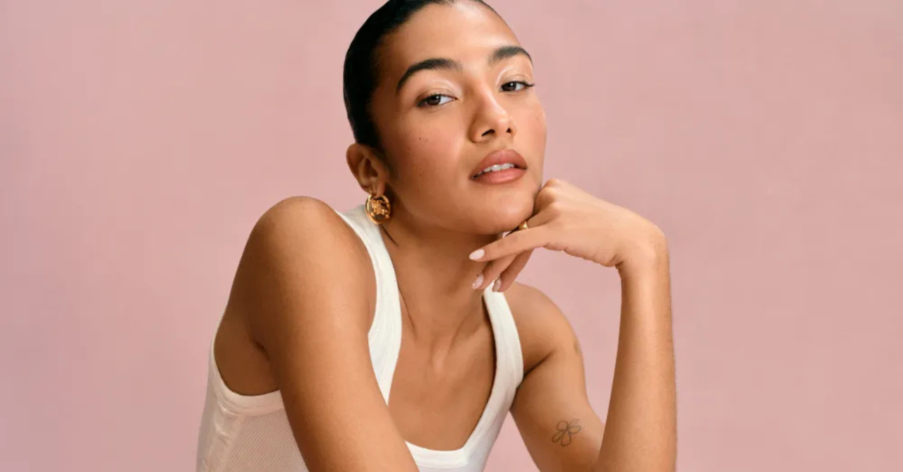 Minimale make-up en een uitgebreide haarroutine: dit zijn de schoonheidsgeheimen van Olivia Dean