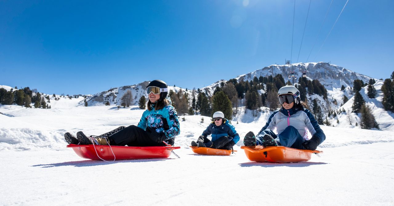 Een familie die op de Colorado-rodelbaan roddelt