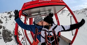 Aérolive - Koppel dat elkaar kust in een open cabine