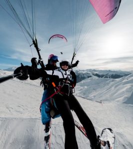 Twee mensen die aan het paragliden zijn