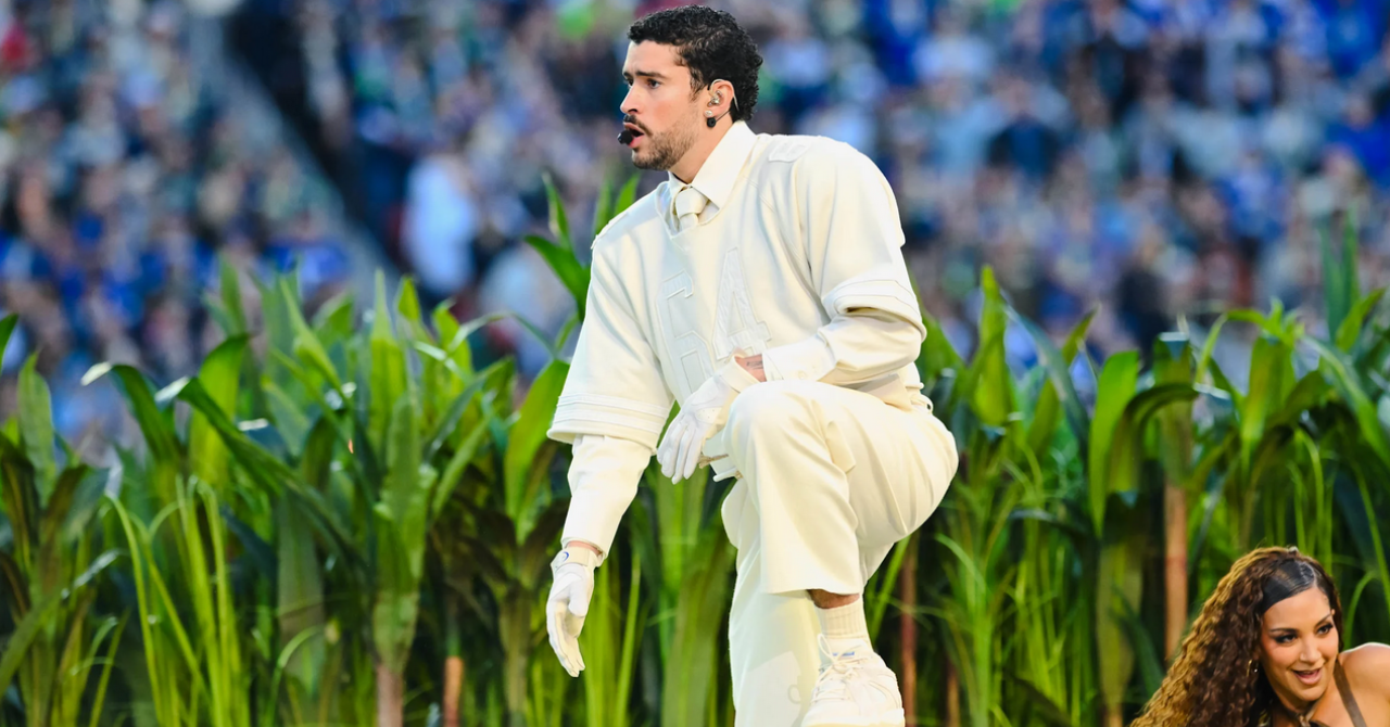 Bad Bunny viert cultuur, mode en muziek tijdens de Super Bowl