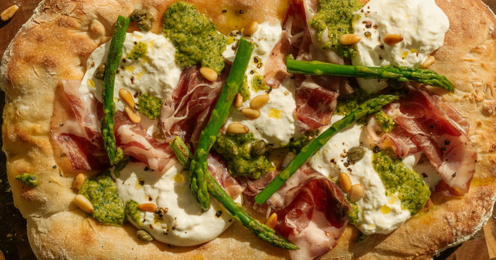Recept: pinsa met pesto, burrata, Italiaanse ham en groene asperges